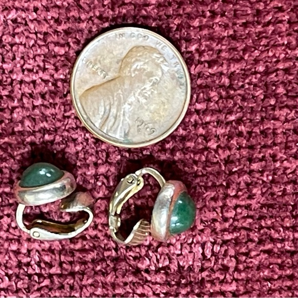 Avon Vintage Green Round Stone Clip On Earrings - Picture 9 of 9